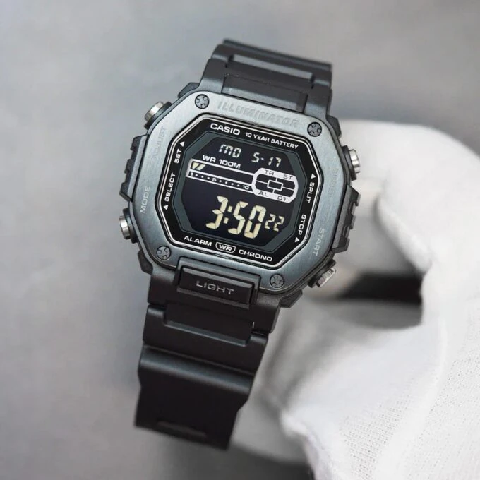 Montre Sport Homme Casio – Résine et Acier Inoxydable, Quartz Digital, Étanche 100m, Verre Résine, Lunette Noire Plaquée Ionique, Double Fuseau Horaire, Chronomètre 1/100s, Compte à Rebours 24h, Alarme Quotidienne, Rétroéclairage LED Ambre, Autonomie 10 Ans – MWD-110HB-1BVDF