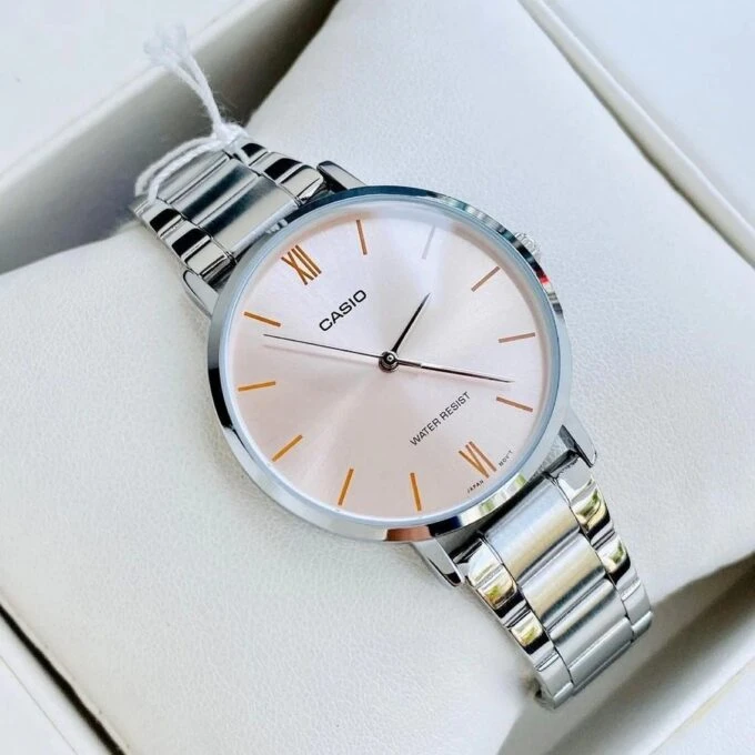 Montre CASIO Femme - LTP-VT01D-4BUDF - Bracelet Gris En Acier Inoxydable - Résistante à l'eau - 12 Mois De Garantie