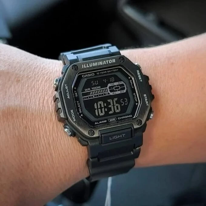 Montre Sport Homme Casio – Résine et Acier Inoxydable, Quartz Digital, Étanche 100m, Verre Résine, Lunette Noire Plaquée Ionique, Double Fuseau Horaire, Chronomètre 1/100s, Compte à Rebours 24h, Alarme Quotidienne, Rétroéclairage LED Ambre, Autonomie 10 Ans – MWD-110HB-1BVDF