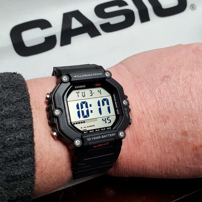 Montre Homme Casio - Heure universelle, Chronomètre 1/100s, 5 alarmes, LED orange, Bracelet en résine - Étanchéité à 10M - AE-1600H-1AVDF