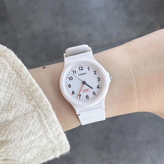 Montre Classique - CASIO - Unisexe - Design Élégant, Résistante, Bracelet Confortable - Noir - Référence LQ-24B-7BDF