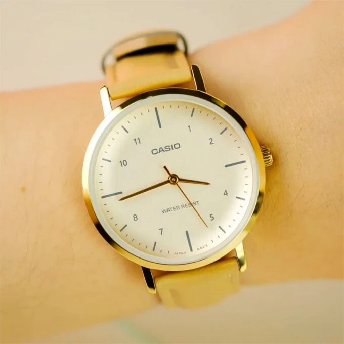 Montre Femme Quartz Analogique – Boîtier Boré 40x34mm, Verre Minéral, Bracelet Cuir Véritable, Etanche Usage Quotidien – LTP-VT03GL-4BDF