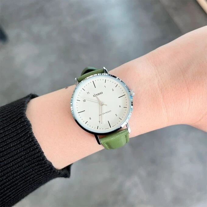 Montre Analogique Casio LTP-VT03L-3B pour Femme, Minimaliste, Bracelet en Cuir Vert, Cadran Beige Concave, 3 aiguilles - LTP-VT03L-3BDF