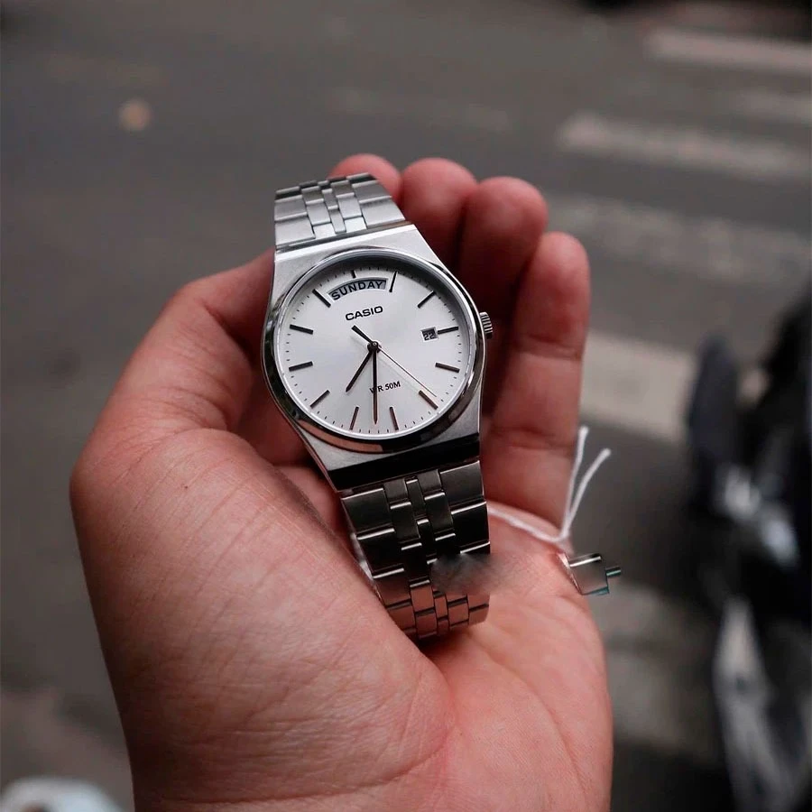 montre homme casio mtp b146d 7avdf – acier inoxydable, 40,8 mm, bracelet acier, résistante 50m, affichage jour/date, précision ±20s/mois, verre minéral, 3 ans autonomie