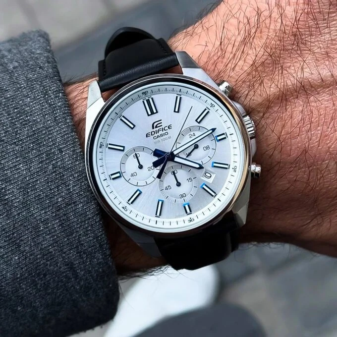 Montre Classique EFV-650L-7AVUDF - Casio EDIFICE - Acier Inoxydable, Bracelet Cuir, Verre Minéral, Résistance à l’Eau 100 m, Autonomie 2 ans, Chronographe, Affichage Date, Fermoir Triple Sécurité, Référence EFV-650L-7AVUDF