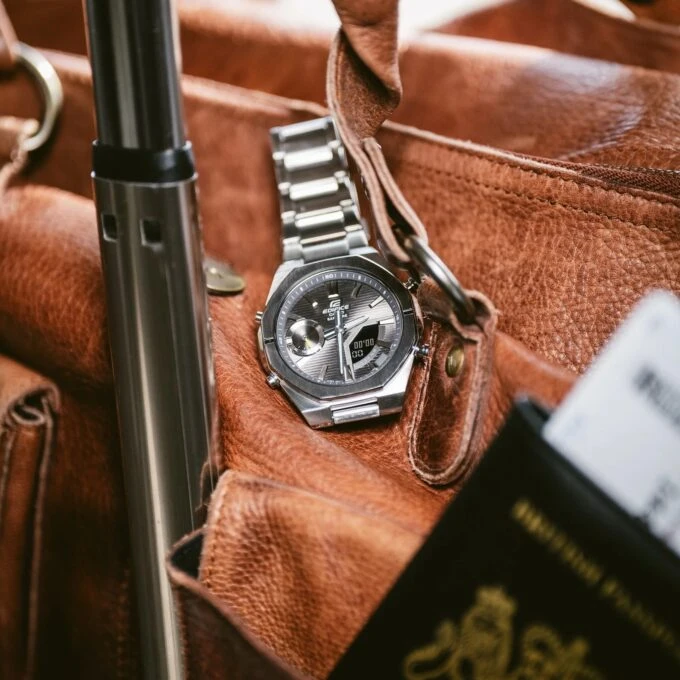 Montre Connectée Homme Casio – Acier Inoxydable, Quartz Japonais Bluetooth, Étanche 100m, Verre Saphir, Bracelet Métal avec Fermoir Triple, Chronographe, Heure Mondiale, Alarme, Compte à Rebours, Super Illuminator LED, Autonomie 2 Ans – Argenté – Référence à préciser - ECB-S10D-8ADF