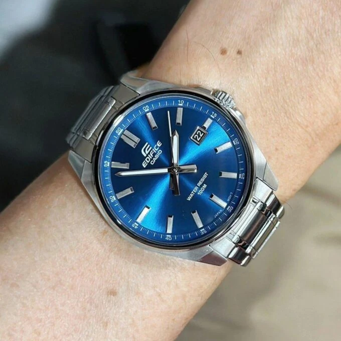 Montre Classique - Casio Edifice - Homme - Design Élégant, Résistance à lEau, Bracelet Acier Inoxydable, Mouvement Quartz - Métal - Argenté - EFV-150D-2AVUDF