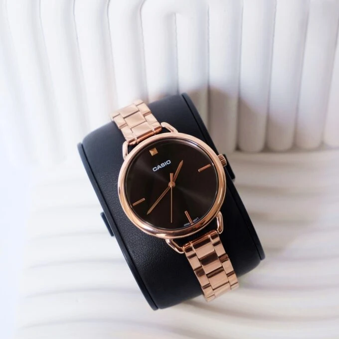 Montre Femme Casio - LTP-E415PG-1CDF - Bracelet en Acier inoxydable doré - Affichage analogique - Résistant à l'eau