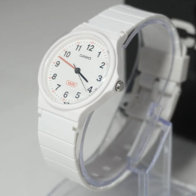 Montre Classique - CASIO - Unisexe - Design Élégant, Résistante, Bracelet Confortable - Noir - Référence LQ-24B-7BDF