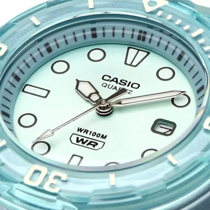Montre Analogique Classique - Casio - Femme - Étanche 100m, Lunette Rotative, Bracelet Résine, Cadran Bleu Turquoise - Référence LRW-200HS-2EVDF