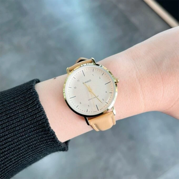 Montre Femme Quartz Analogique – Boîtier Boré 40x34mm, Verre Minéral, Bracelet Cuir Véritable, Etanche Usage Quotidien – LTP-VT03GL-4BDF