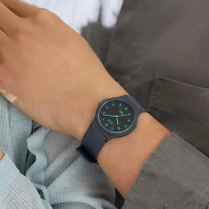 Montre Classique Unisexe Casio MQ-24 – Résine Biosourcée, Quartz Analogique, Design Minimaliste, Cadran Monochrome à Index Simples, Bracelet Écologique – MQ-24B-8BDF