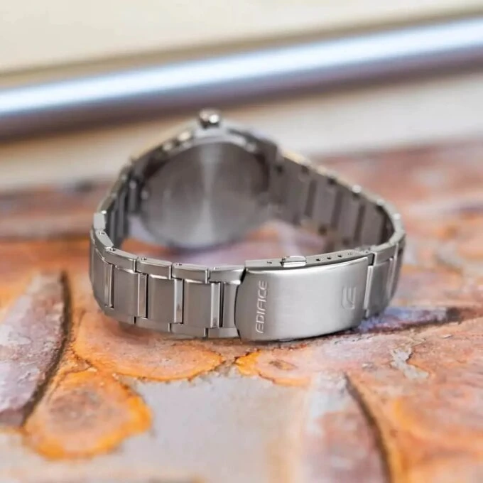 Montre Casio Edifice EFB-109D-2AVDF Homme – Chronographe, Dateur, Verre Saphir, Boîtier Acier Argent, Bracelet Acier Déployante, 38 mm, 100 m Étanche, Chic, Quartz,