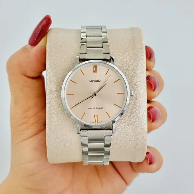 Montre CASIO Femme - LTP-VT01D-4BUDF - Bracelet Gris En Acier Inoxydable - Résistante à l'eau - 12 Mois De Garantie