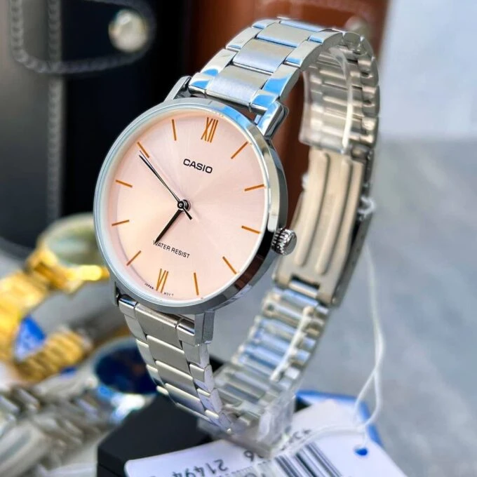 Montre CASIO Femme - LTP-VT01D-4BUDF - Bracelet Gris En Acier Inoxydable - Résistante à l'eau - 12 Mois De Garantie