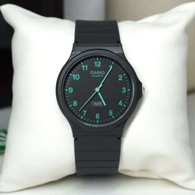 Montre Classique Unisexe Casio MQ-24 – Résine Biosourcée, Quartz Analogique, Design Minimaliste, Cadran Monochrome à Index Simples, Bracelet Écologique – MQ-24B-8BDF