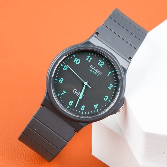 Montre Classique Unisexe Casio MQ-24 – Résine Biosourcée, Quartz Analogique, Design Minimaliste, Cadran Monochrome à Index Simples, Bracelet Écologique – MQ-24B-8BDF