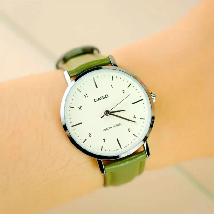 Montre Analogique Casio LTP-VT03L-3B pour Femme, Minimaliste, Bracelet en Cuir Vert, Cadran Beige Concave, 3 aiguilles - LTP-VT03L-3BDF