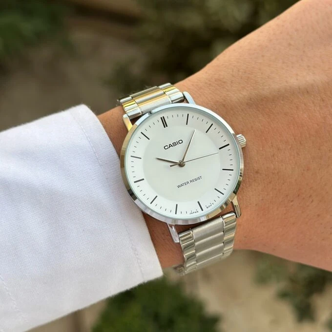 Montre Analogique Casio Pour Homme, Minimaliste, Bracelet en Acier Gris, Cadran Blanc Concave, 3 Aiguilles - MTP-VT04D-7EDF