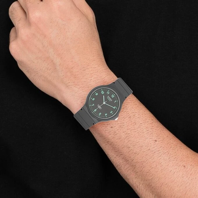 Montre Classique Unisexe Casio MQ-24 – Résine Biosourcée, Quartz Analogique, Design Minimaliste, Cadran Monochrome à Index Simples, Bracelet Écologique – MQ-24B-8BDF