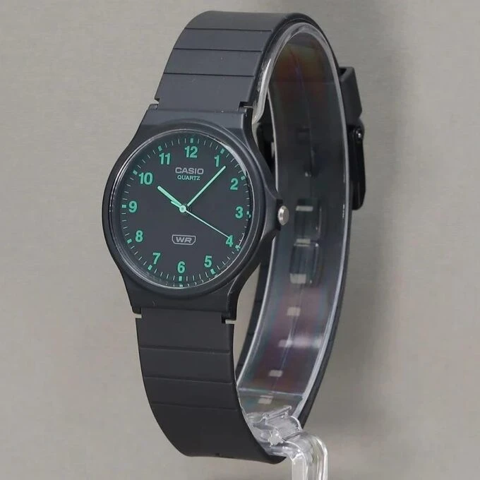 Montre Classique Unisexe Casio MQ-24 – Résine Biosourcée, Quartz Analogique, Design Minimaliste, Cadran Monochrome à Index Simples, Bracelet Écologique – MQ-24B-8BDF