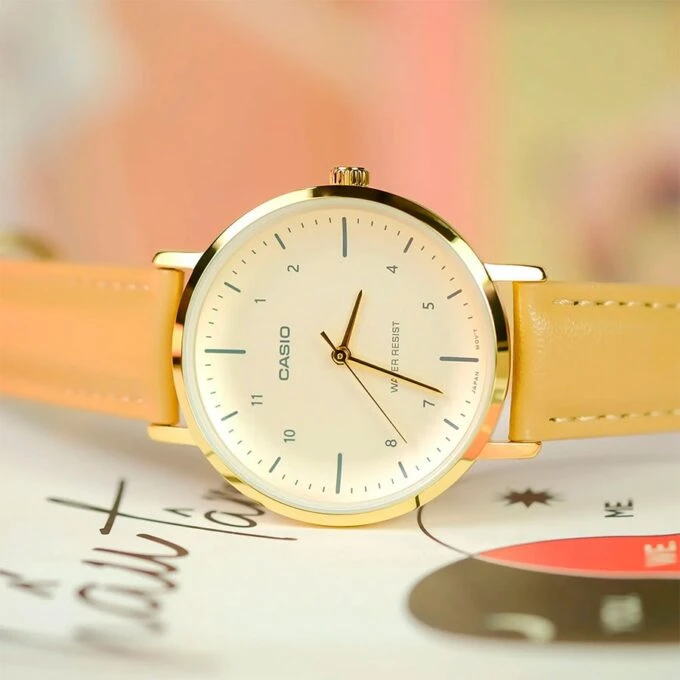 Montre Femme Quartz Analogique – Boîtier Boré 40x34mm, Verre Minéral, Bracelet Cuir Véritable, Etanche Usage Quotidien – LTP-VT03GL-4BDF