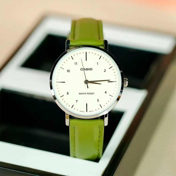 Montre Analogique Casio LTP-VT03L-3B pour Femme, Minimaliste, Bracelet en Cuir Vert, Cadran Beige Concave, 3 aiguilles - LTP-VT03L-3BDF