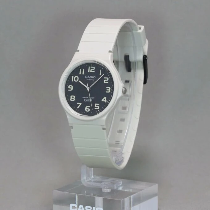 Montre Jeunesse Casio - MQ-24UC-8BDF - Bracelet en résine blanc - Affichage analogique - Résistant à l'eau