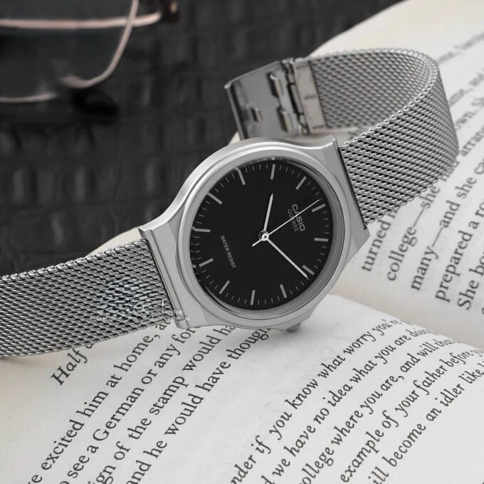 Montre CASIO Homme - MQ-24M-1EDF - Bracelet Gris En Acier Inoxydable - Résistante à l'eau - 12 Mois De Garantie