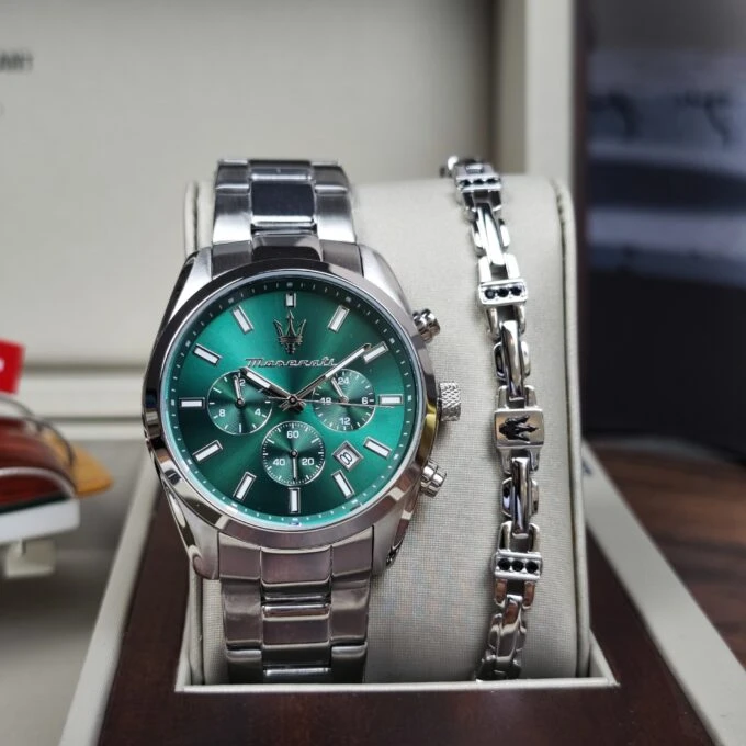Montre Homme Maserati Attrazione – R8853151017 – Boîtier Acier Inoxydable 43 mm – Cadran Vert Sunray – Mouvement Analogique – Bracelet Acier Inoxydable – Pierre Zircon Noire – Résistante à l’Eau 5 ATM – Boucle Déployante à Sécurité – Garantie Maserati.