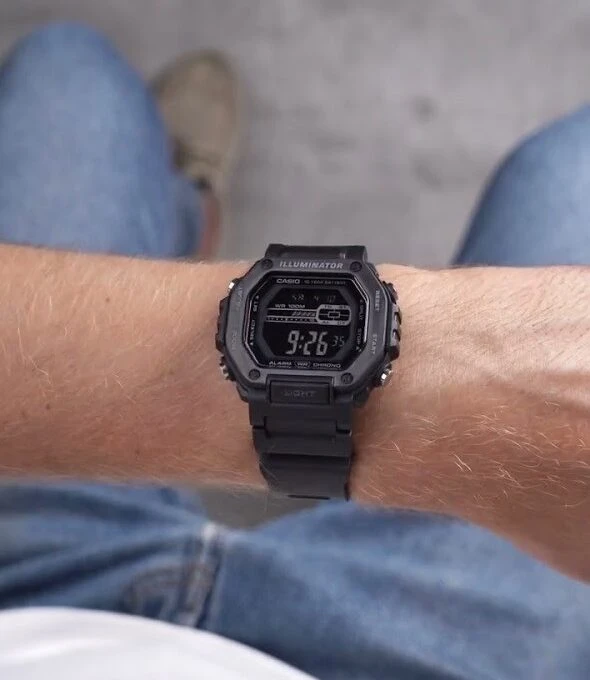 Montre Sport Homme Casio – Résine et Acier Inoxydable, Quartz Digital, Étanche 100m, Verre Résine, Lunette Noire Plaquée Ionique, Double Fuseau Horaire, Chronomètre 1/100s, Compte à Rebours 24h, Alarme Quotidienne, Rétroéclairage LED Ambre, Autonomie 10 Ans – MWD-110HB-1BVDF