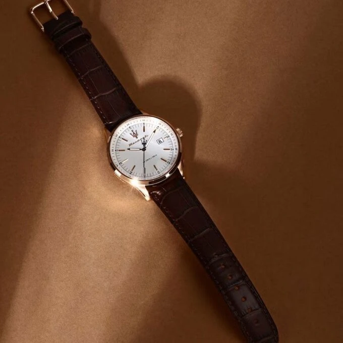 Montre Homme Maserati Sorpasso – R8851124002 – Bracelet en Cuir Véritable – Boîtier en Acier Inoxydable Or Rose – Cadran Argent Sunray – Résistante à l'Eau 10 ATM – 42 mm – Boucle Ardillon – Mouvement Analogique – Emballage d'Origine Maserati