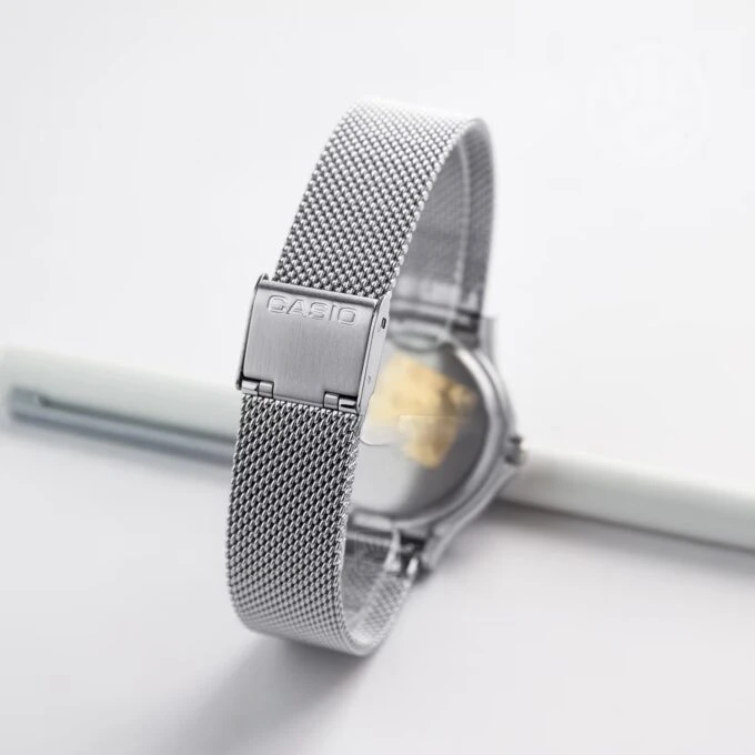 Montre CASIO Homme - MQ-24M-1EDF - Bracelet Gris En Acier Inoxydable - Résistante à l'eau - 12 Mois De Garantie