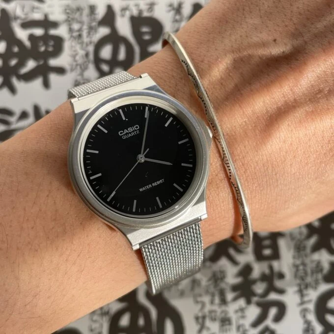 Montre CASIO Homme - MQ-24M-1EDF - Bracelet Gris En Acier Inoxydable - Résistante à l'eau - 12 Mois De Garantie