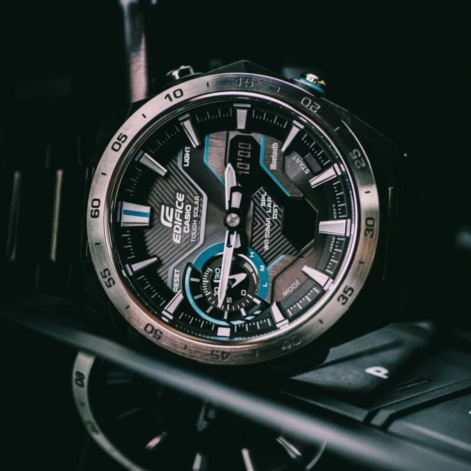 Montre Classique Homme - Casio EDIFICE - ECB-2200DD-1ADF – Acier Inoxydable, Chronographe, Étanche, Bracelet Métal – Argent – Référence ECB-2200DD-1ADF