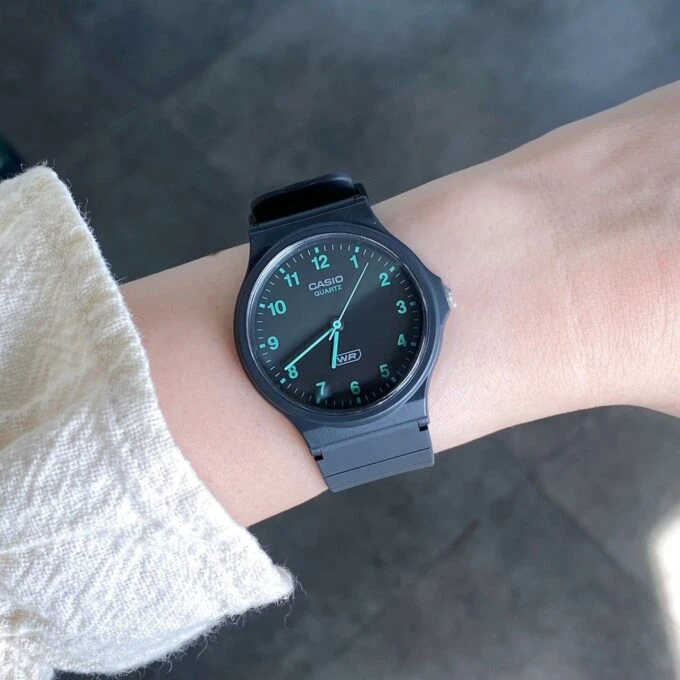 Montre Classique Unisexe Casio MQ-24 – Résine Biosourcée, Quartz Analogique, Design Minimaliste, Cadran Monochrome à Index Simples, Bracelet Écologique – MQ-24B-8BDF