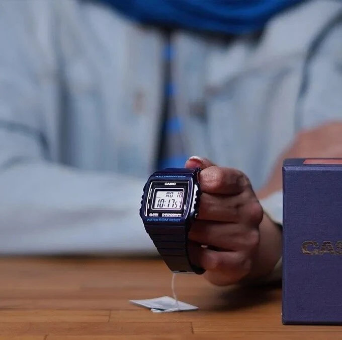 Montre Enfant CASIO - W-215H-2AVDF - Bracelet Noir En Resine - Boitier En Resine - Résistante à l'eau - 12 Mois De Garantie