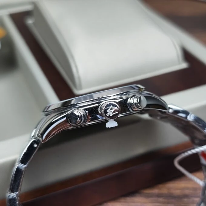 Montre Homme Maserati Attrazione – R8853151017 – Boîtier Acier Inoxydable 43 mm – Cadran Vert Sunray – Mouvement Analogique – Bracelet Acier Inoxydable – Pierre Zircon Noire – Résistante à l’Eau 5 ATM – Boucle Déployante à Sécurité – Garantie Maserati.