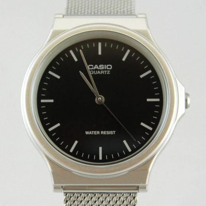 Montre CASIO Homme - MQ-24M-1EDF - Bracelet Gris En Acier Inoxydable - Résistante à l'eau - 12 Mois De Garantie