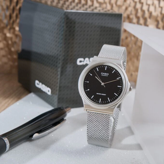 Montre CASIO Homme - MQ-24M-1EDF - Bracelet Gris En Acier Inoxydable - Résistante à l'eau - 12 Mois De Garantie