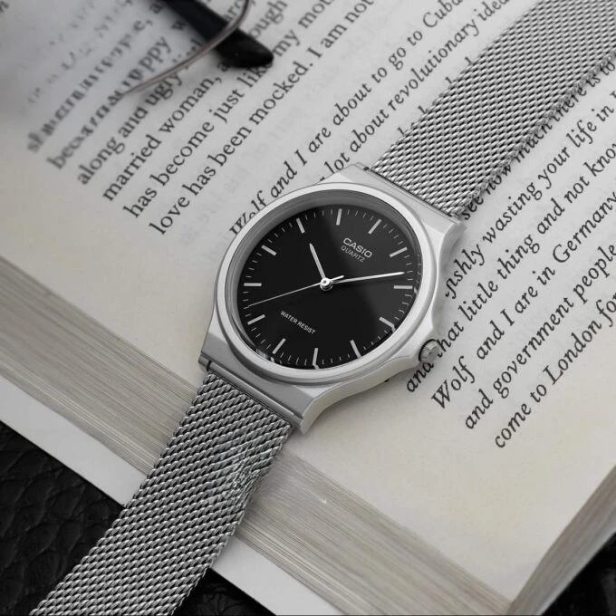 Montre CASIO Homme - MQ-24M-1EDF - Bracelet Gris En Acier Inoxydable - Résistante à l'eau - 12 Mois De Garantie