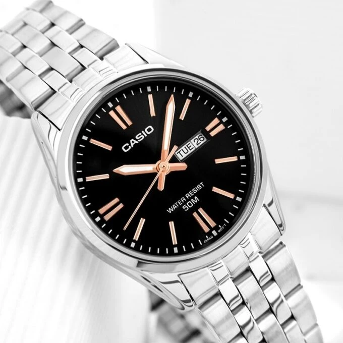 Montre Femme - Casio Collection LTP-1335D-1A2VDF - Quartz Précis, Luminescente, Résistante à l’Eau 5 Bar, Verre Minéral - Acier Inoxydable - Argent - Référence LTP-1335D-1A2VDF