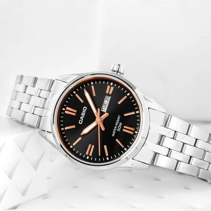 Montre Femme - Casio Collection LTP-1335D-1A2VDF - Quartz Précis, Luminescente, Résistante à l’Eau 5 Bar, Verre Minéral - Acier Inoxydable - Argent - Référence LTP-1335D-1A2VDF