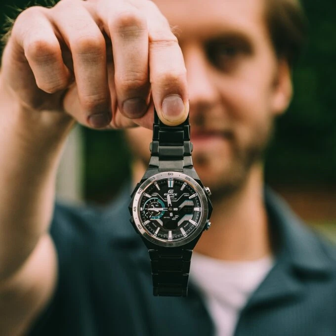 Montre Classique Homme - Casio EDIFICE - ECB-2200DD-1ADF – Acier Inoxydable, Chronographe, Étanche, Bracelet Métal – Argent – Référence ECB-2200DD-1ADF