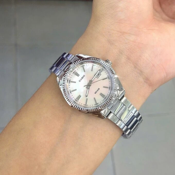 Montre Femme Casio Quartz - Acier Inoxydable Argent Cadran Rose Dateur - Etanche WR30 - LTP-1302DS-4AVDF