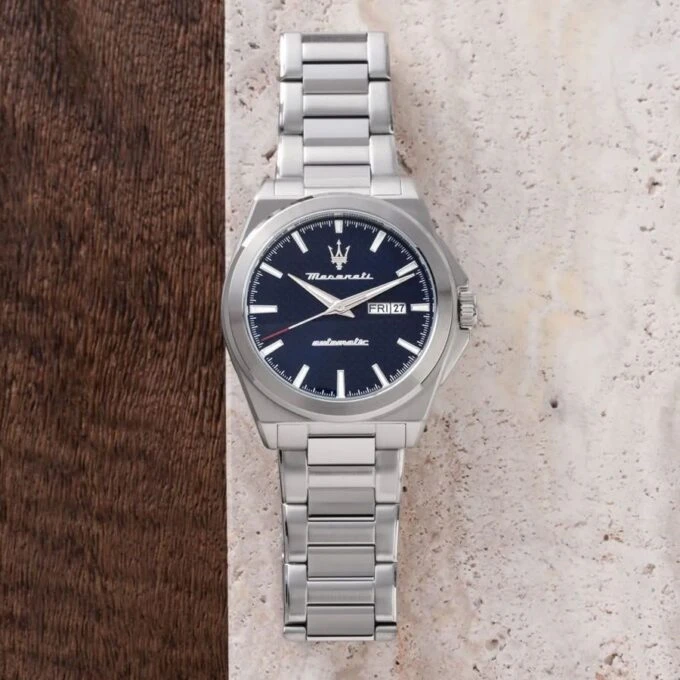 Montre Automatique Homme Maserati R8823152002 – Acier inoxydable Bleu Gris, Cadran Motif Carré, Etanche 10 ATM, Mouvement Miyota 8205, Bracelet Acier – Garantie 2 ans