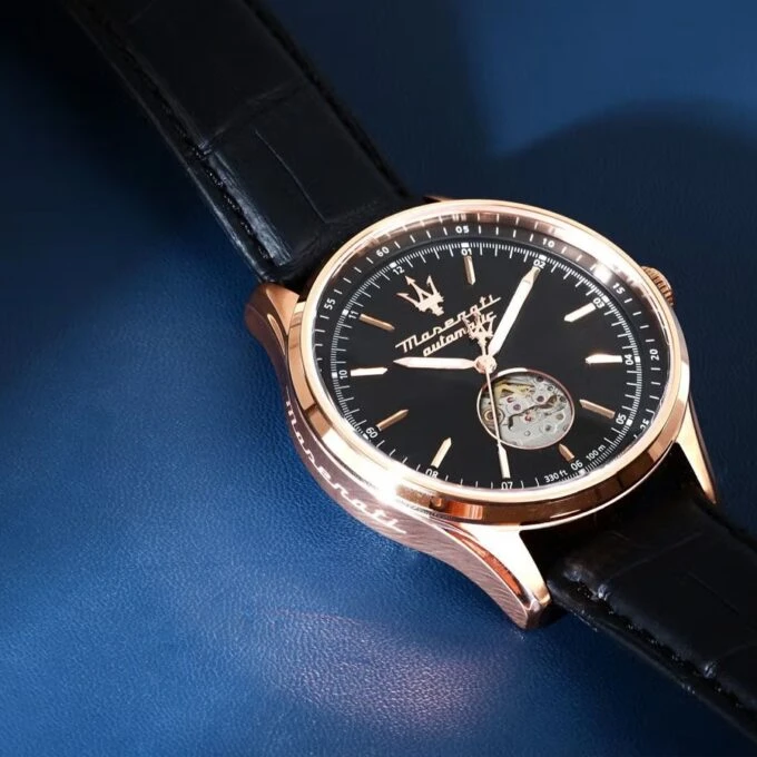 Montre Homme Maserati Sorpasso – R8821124001 – Automatique – Cadran à Cœur Ouvert – Bracelet en Cuir – Couronne à Vis – Fréquence 21 600 – Largeur de la Patte 21 mm