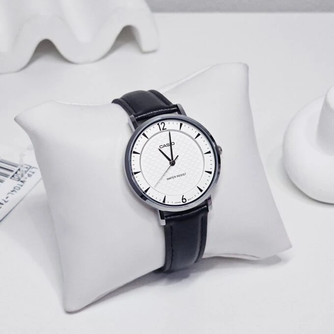 Montre analogique femme Casio Enticer – cadran blanc, bracelet cuir, style élégant, référence LTP-VT04L-7A2DF – Montres – Blanc