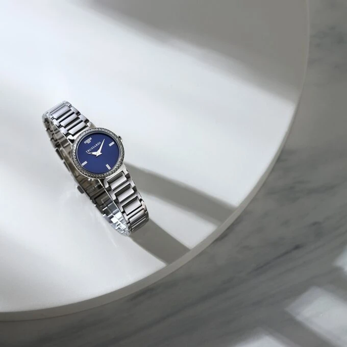 Montre Femme Trussardi T-Bridge – Acier Poli, Boîtier 28 mm, Bracelet Argent, Verre Minéral, Etanchéité 5 atm, Boucle Déployante – Garantie 2 ans – R2453171502