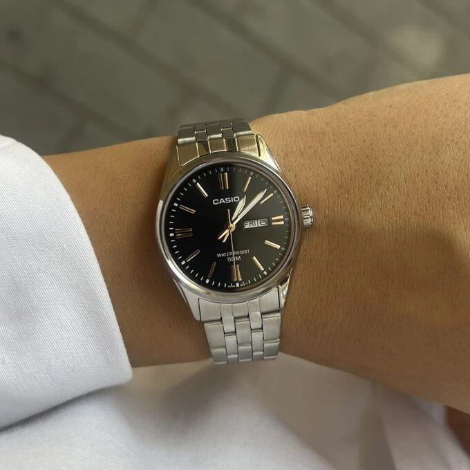 Montre Femme - Casio Collection LTP-1335D-1A2VDF - Quartz Précis, Luminescente, Résistante à l’Eau 5 Bar, Verre Minéral - Acier Inoxydable - Argent - Référence LTP-1335D-1A2VDF